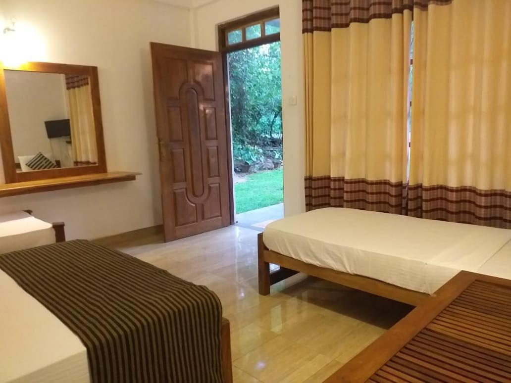 Isanka Lion Lodge Sigirija Zewnętrze zdjęcie